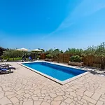House Simoni With Pool, Zadar County Dom wakacyjny Privlaka (Zadar)