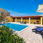 House Simoni With Pool, Zadar County * Privlaka (Zadar)