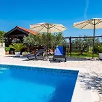 House Simoni With Pool, Zadar County Dom wakacyjny Privlaka (Zadar)