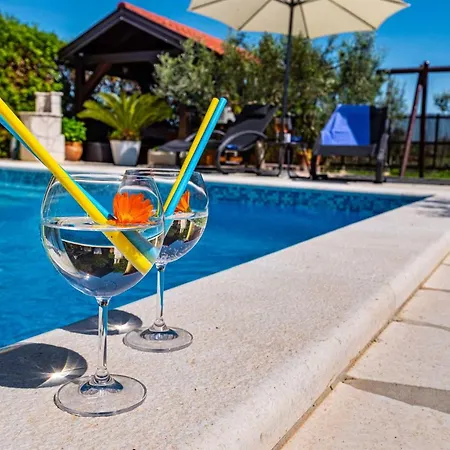 Ferienhaus House Simoni With Pool, Zadar County