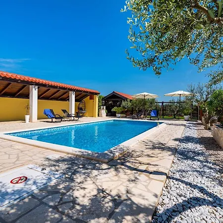 펜션 House Simoni With Pool, Zadar County