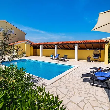 House Simoni With Pool, Zadar County * Privlaka (Zadar)