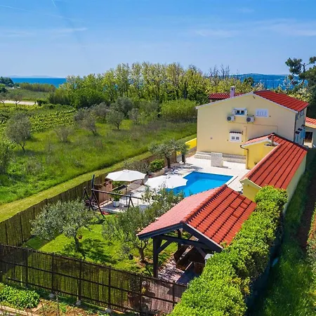 House Simoni With Pool, Zadar County Ferienhaus