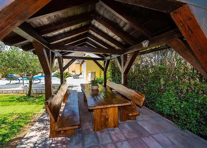Tatil Evi House Simoni With Pool, Zadar County *