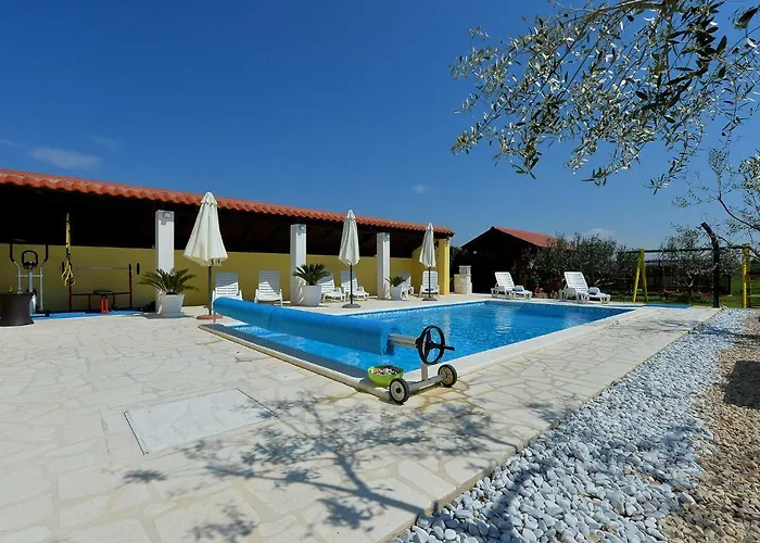 House Simoni With Pool, Zadar County Prázdninový dům *
